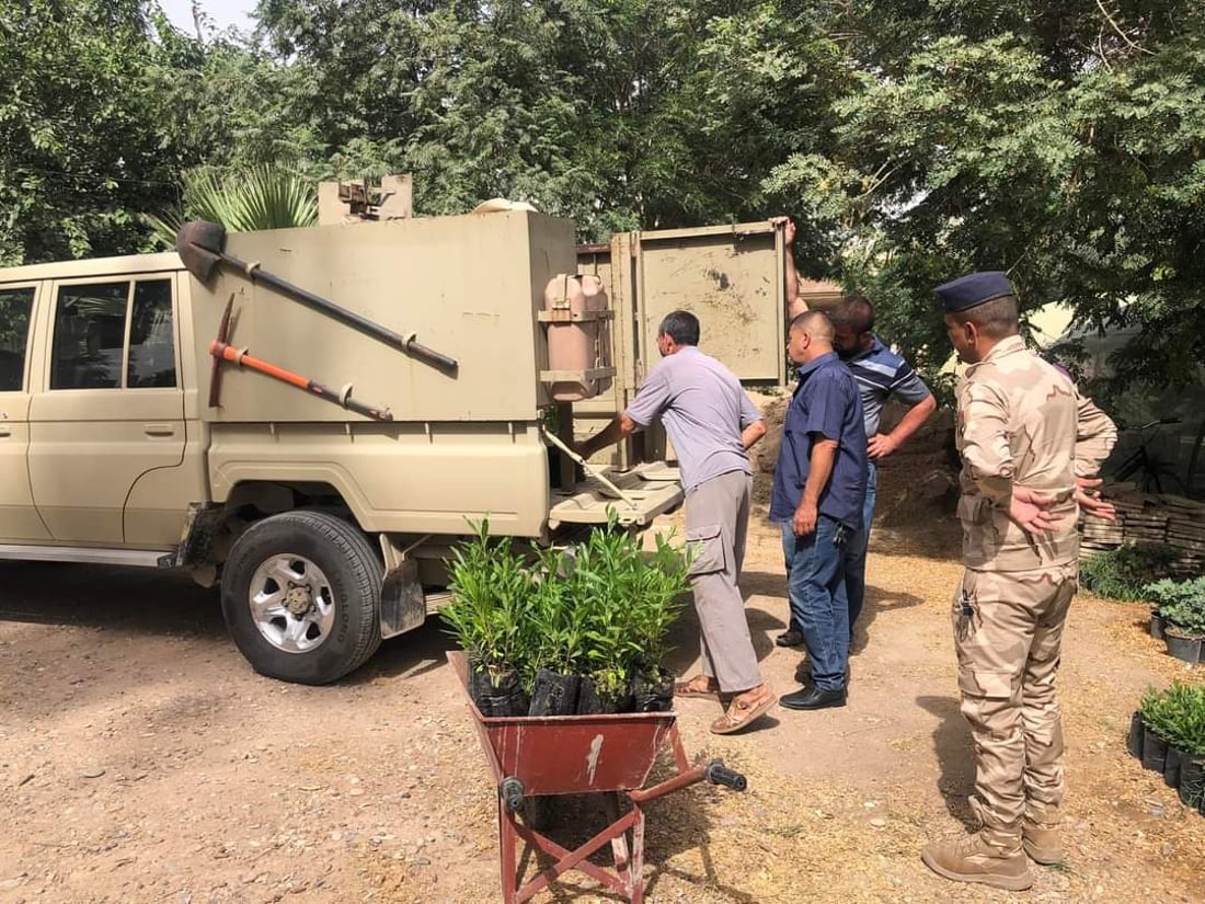 صور: الجيش يبدأ بتشجير السيطرات ونقاط التفتيش بشتلات من بلدية السعدية