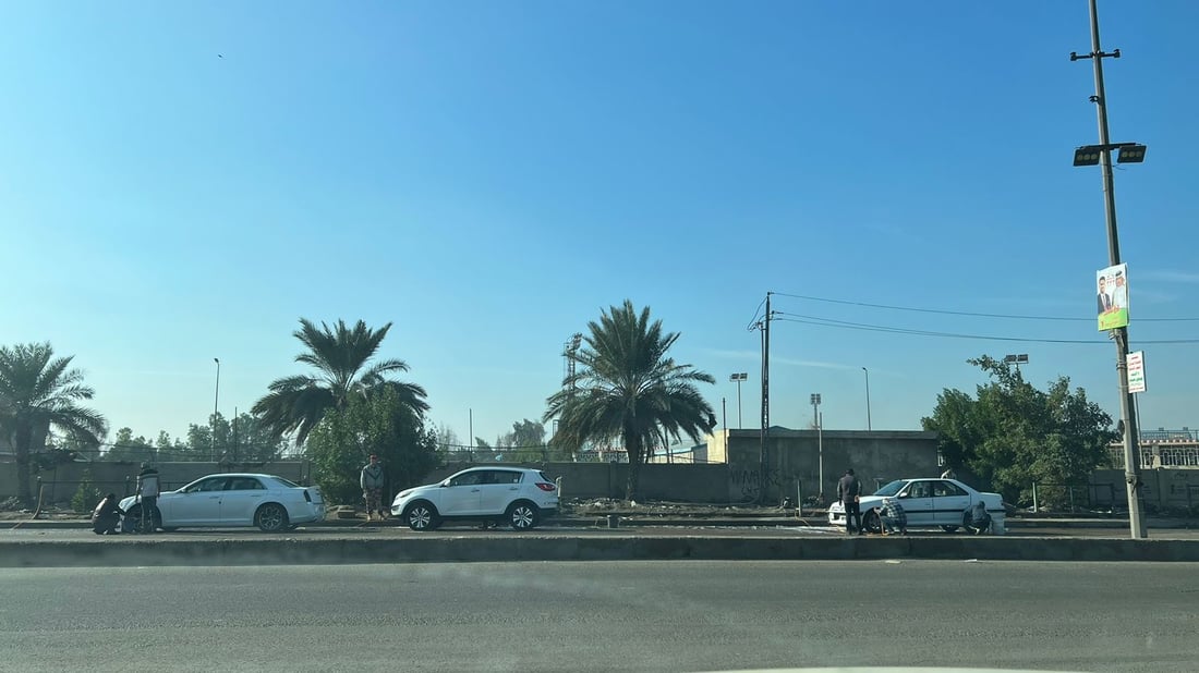 صور من البلديات: متجاوزون يستغلون “الأبّي” لغسل السيارات.. والشرطة من زبائنهم!