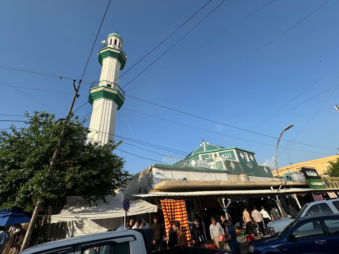 صور: مسجد كويسنجق يكتسي باللون الأبيض.. متبرعون تكفلوا بطلاء المبنى التاريخي