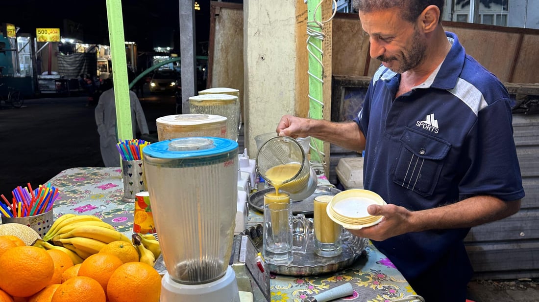 صور من بسطة مسلم الكربلائي في باب الخان: لن أرفع سعر الكأس فوق 500 مهما حصل