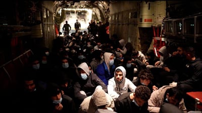 حاولوا الهجرة إلى أوروبا.. الخارجية تعيد 100 عراقي من ليبيا