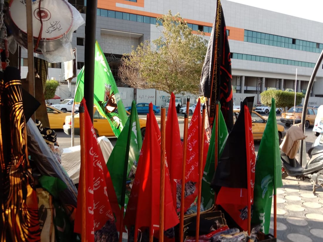 صور: سوق بغداد الجديدة يدخل موسم الأحزان بالرايات السود.. كل الأحجام بأسعار مناسبة