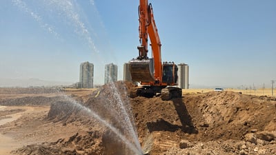 لە کاتی کارکردنی حەفارەی کۆمپانیەیەک بۆری ئاوی سلێمانی و دوکان شکا