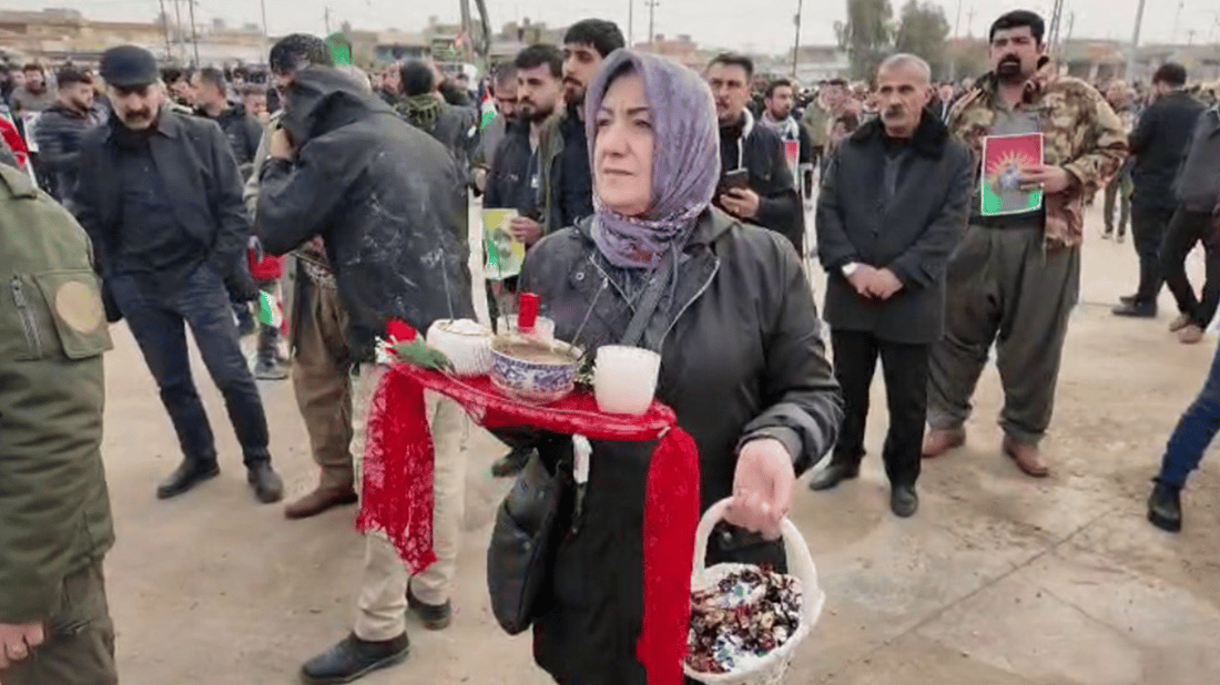 لە بەردەم هۆڵی کاکەڕەش خەڵکێکی زۆر بۆ پێشوازی لە تەرمی شەهید ئەحمەد وەستاون