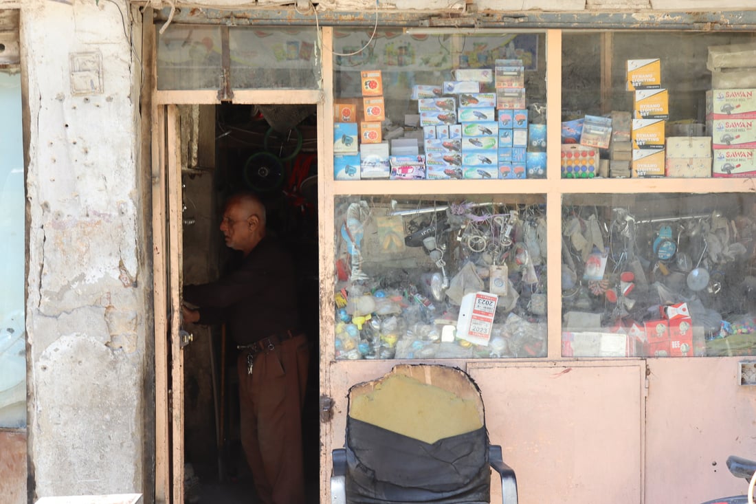 بغداد: العم “جاسم” يلهم الشبان أسرار تصليح “البايسكلات” وينعى نفسه (فيديو)