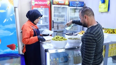 فيديو: شهد الخزعلي تصنع بيديها قيمر الديوانية.. أول شابة تتخصص بمنتجات الريف