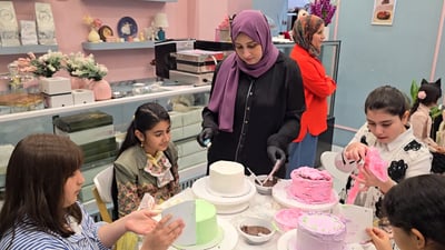 لتخلد روح ابنتي حلا.. زينب هزمت الاكتئاب وتعلم بنات الموصل صناعة كيك “سباستيان”