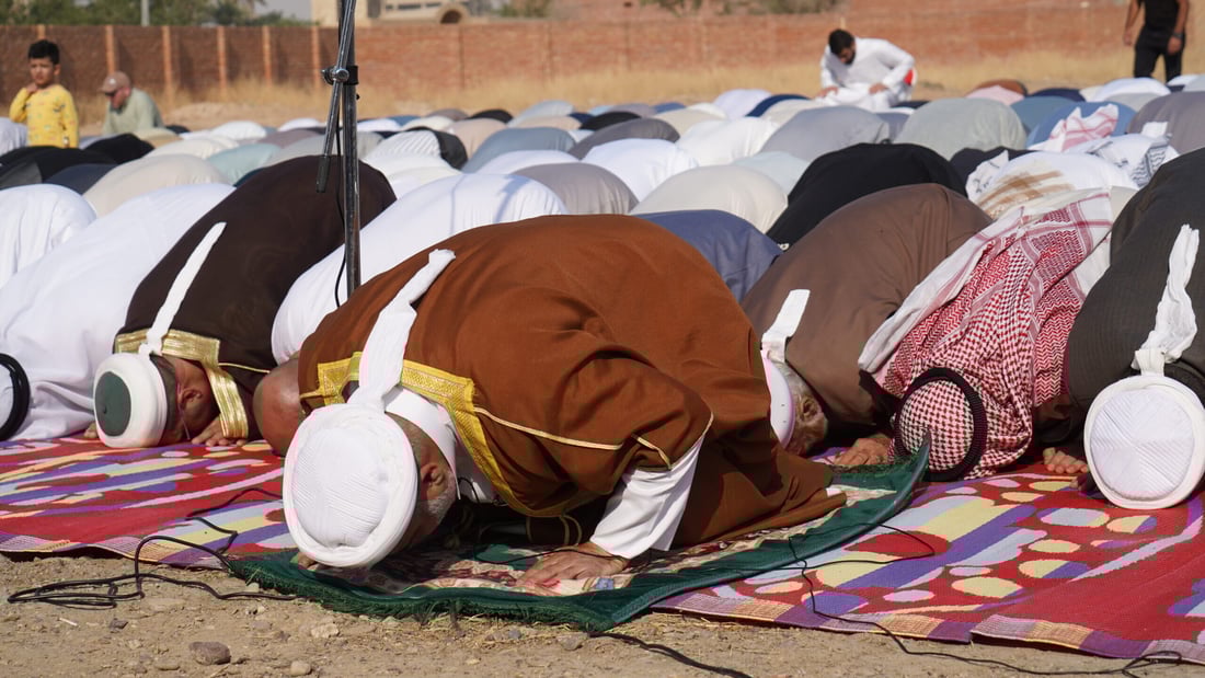 صغاراً وكباراً يتضرعون إلى الله.. صور من صلاة الاستسقاء في الرمادي وتكريت