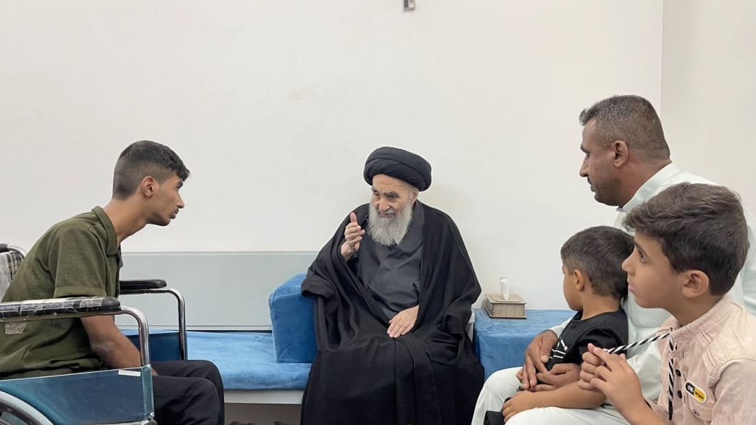 صورة: المرجع السيستاني يستقبل طالباً مصاباً بشلل رباعي تخطى السادس الإعدادي بتفوق