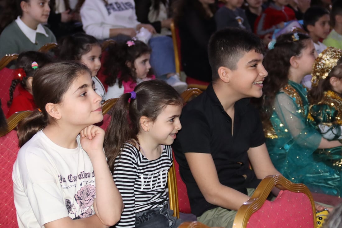 صور: مسرح دمى في عينكاوة احتفالاً بعيد الأم ونوروز والأطفال رقصوا كثيراً