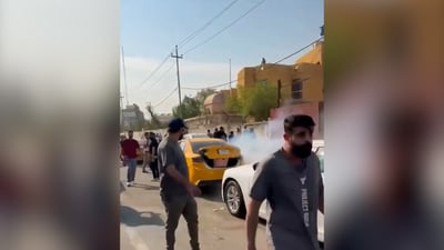 عقود الـ “19 ألف” يتظاهرون أمام تربية البصرة والأمن يفرقهم بالقنابل الدخانية