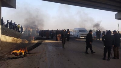 صور: “العَمية” غاضبة.. إطارات محترقة تقطع طريق (الرميثة – السماوة)