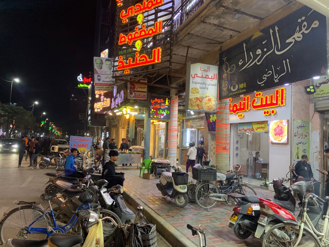 سطور من حياة عميد الزورائيين الراحل في كربلاء وصور من المقهى الشهير في العباسية