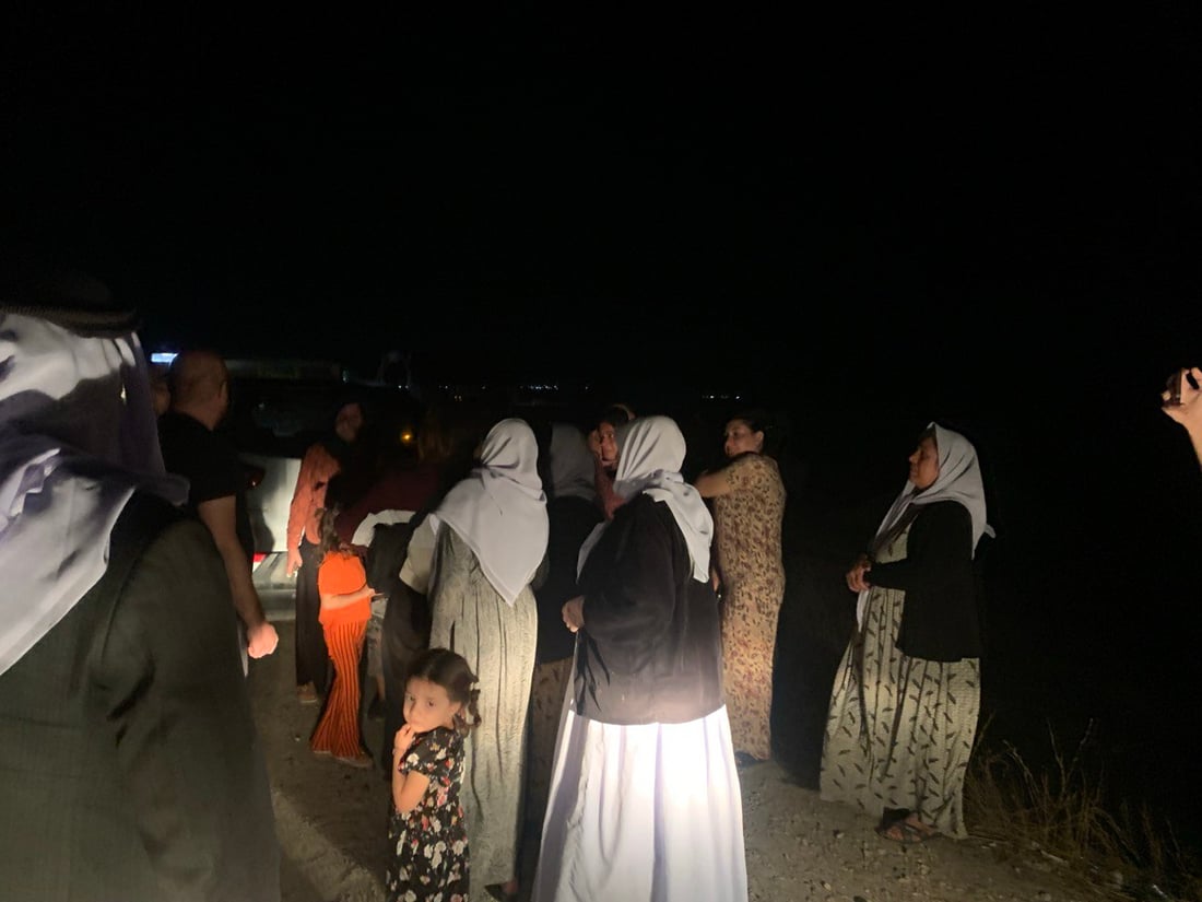 صور: أهالي سنجار يحتشدون في الليل لاستقبال “فوزية”.. اختطفها “داعش” قبل 10 سنوات