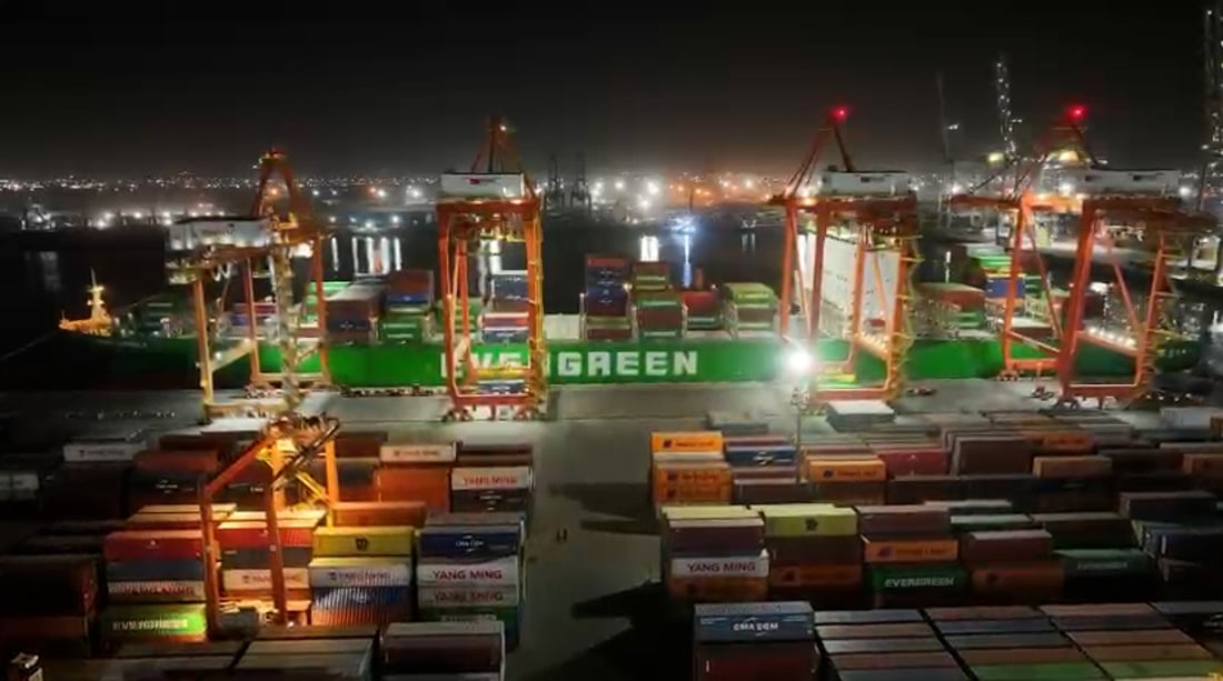 موانئ البصرة تفرغ السفن ليلاً وسط إغلاق مضيق هرمز