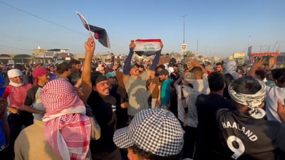 فيديو: تظاهرة غاضبة تغلق الطريق بين النجف وكربلاء والشغب يفرقهم بالدخانيات