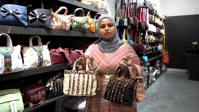 حقائب سلوى الأنيقة تغري طالبات الجامعة.. سيدة موصلية تقاتل وحدها (فيديو)