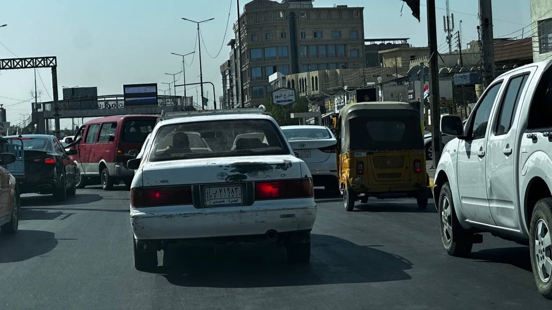 شوارع البصرة لا تتسع لموجة السيارات الصباحية.. 3 أسباب للازدحام (صور)