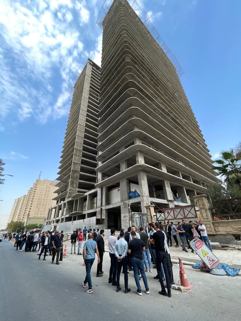 صور: مظاهرة في أرقى أحياء أربيل احتجاجاً على اختفاء العمال من “البرج الإنكليزي”