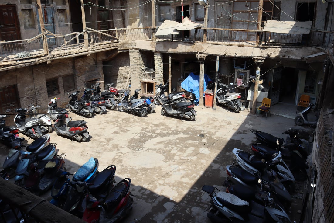 فيديو من “خان المدامغة” في الكاظمية: آخر شاهد على العهد العثماني تحوّل إلى “گراج”