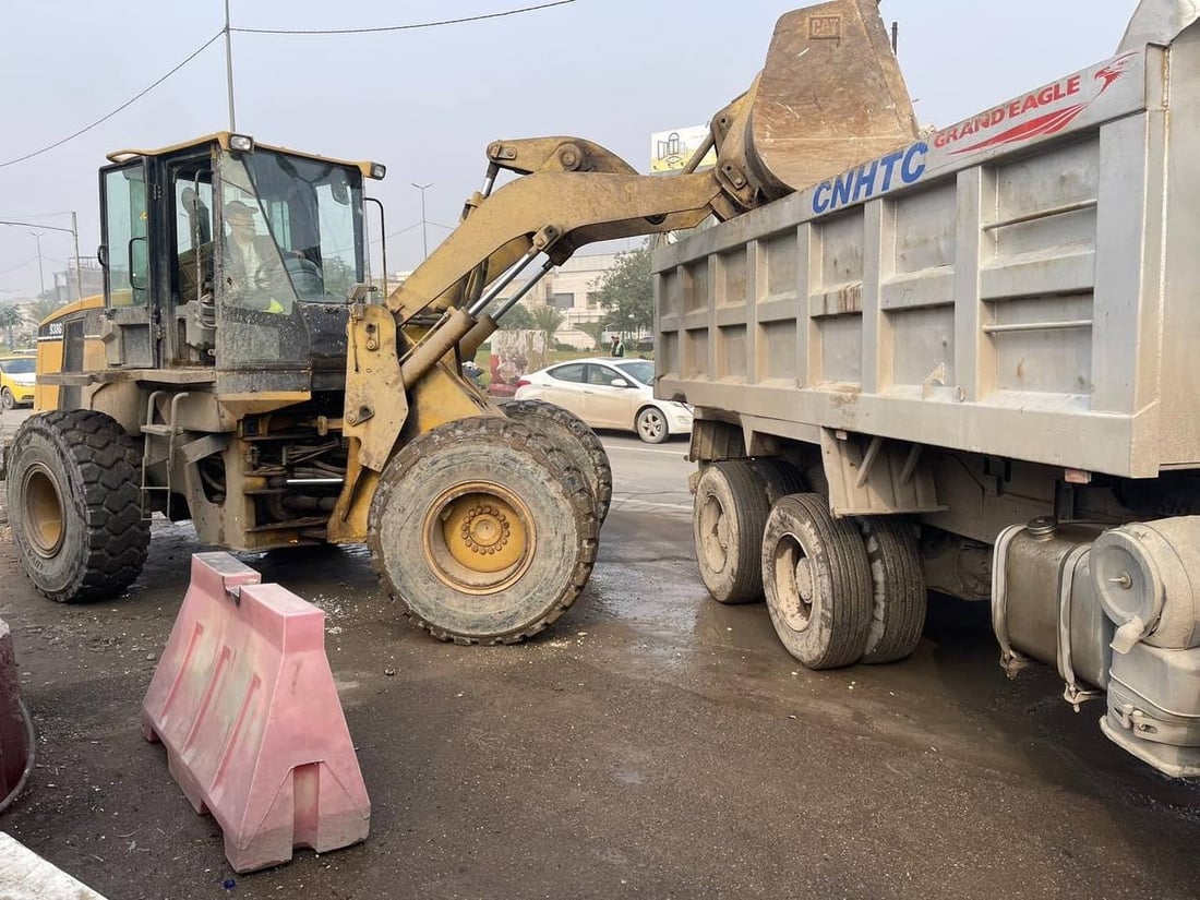 صور: رفع الصبات الكونكريتية من سيطرتي اللقاء والجامعة في بغداد