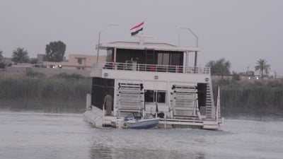 يخت الضلوعية المتجه إلى الأعظمية عالق في ديالى.. بانتظار هندسة الجيش لرفع الجسر
