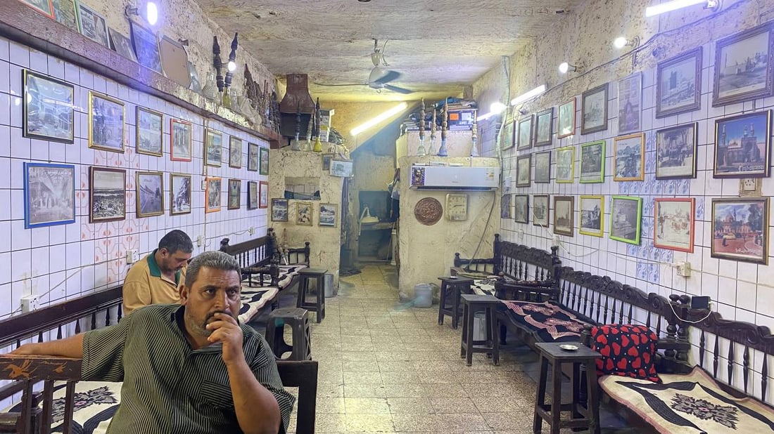 لن نغير “الدزاين”.. جلسة في “التراث” أشهر مقاهي الكاظمية تعيدك إلى عهد المملكة