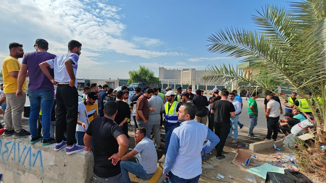 صور: عمال الأجر اليومي يعتصمون أمام النفط.. إنهاء خدمات 1400 بدل توظيفهم بعقود