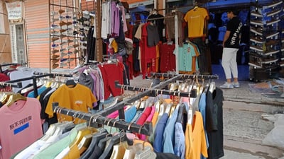 بائع يشرح الاستيراد بـ“الشلعة“.. 7 آلاف تكفي لشراء “جينز” من سوق المشتل