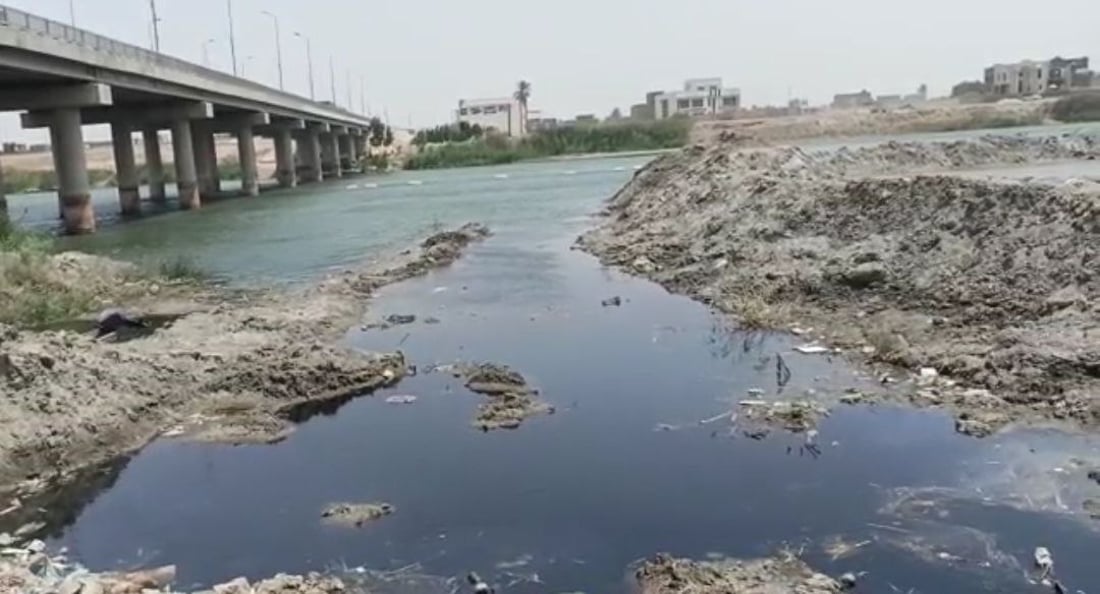 صور صادمة: مياه المجاري تختلط بالفرات والنفايات تغطي ضفاف طويريج
