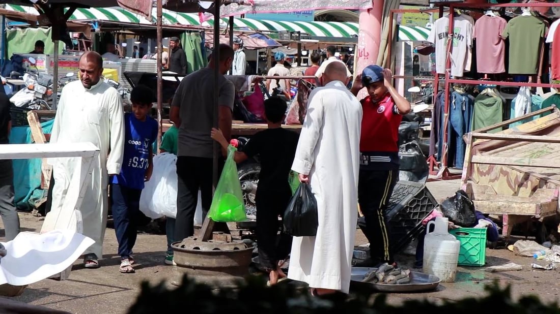 أطفال الكوت “يقطّعون السمك” ويدفعون العربات مع حلول العطلة الصيفية.. شهادات محزنة