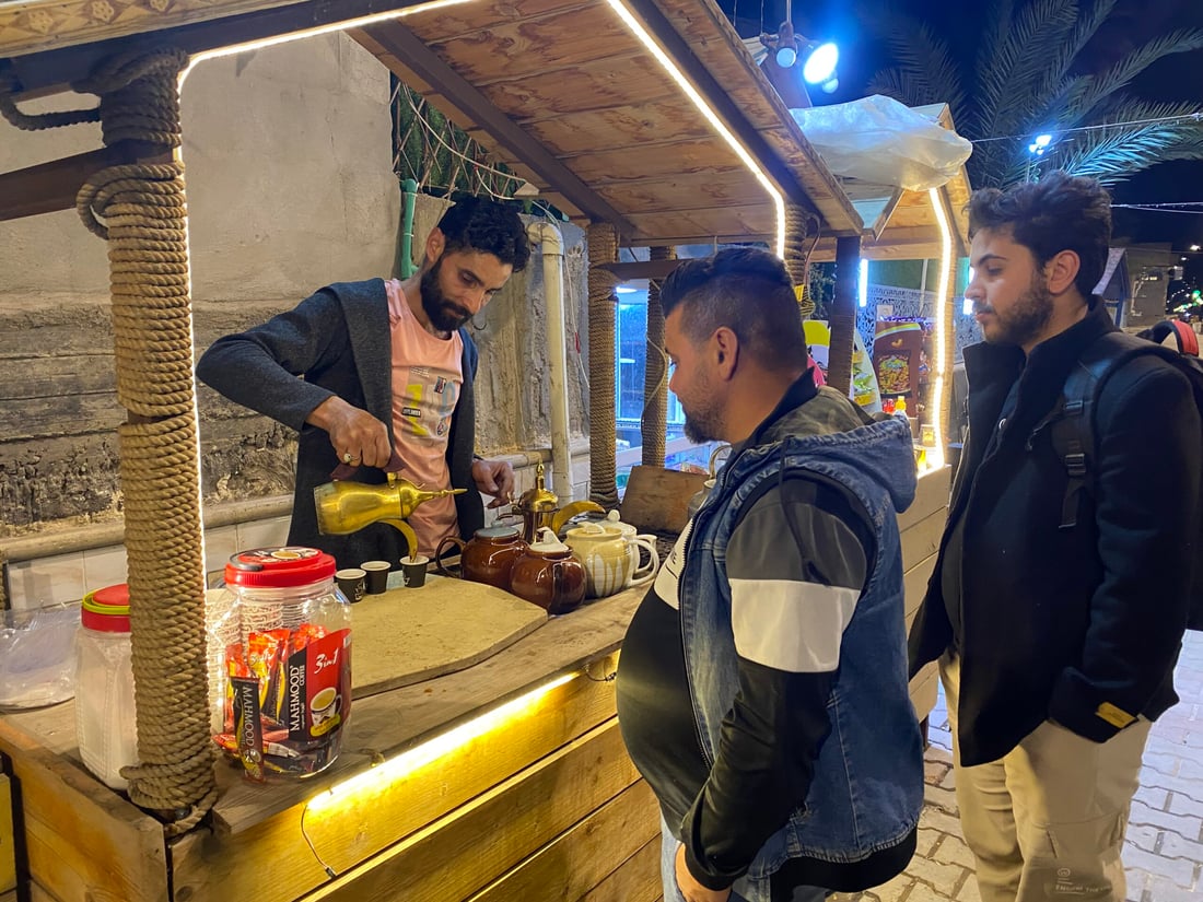صور من هيت بعد التراويح.. الجميع إلى الكورنيش الهادئ والأركيلة بـ 2000