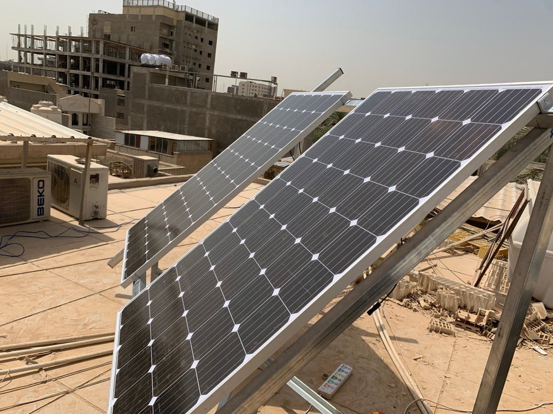 غالية لكنها مريحة.. أهالي الناصرية يفضلون ألواح الشمس على أعطال المولدات (صور)