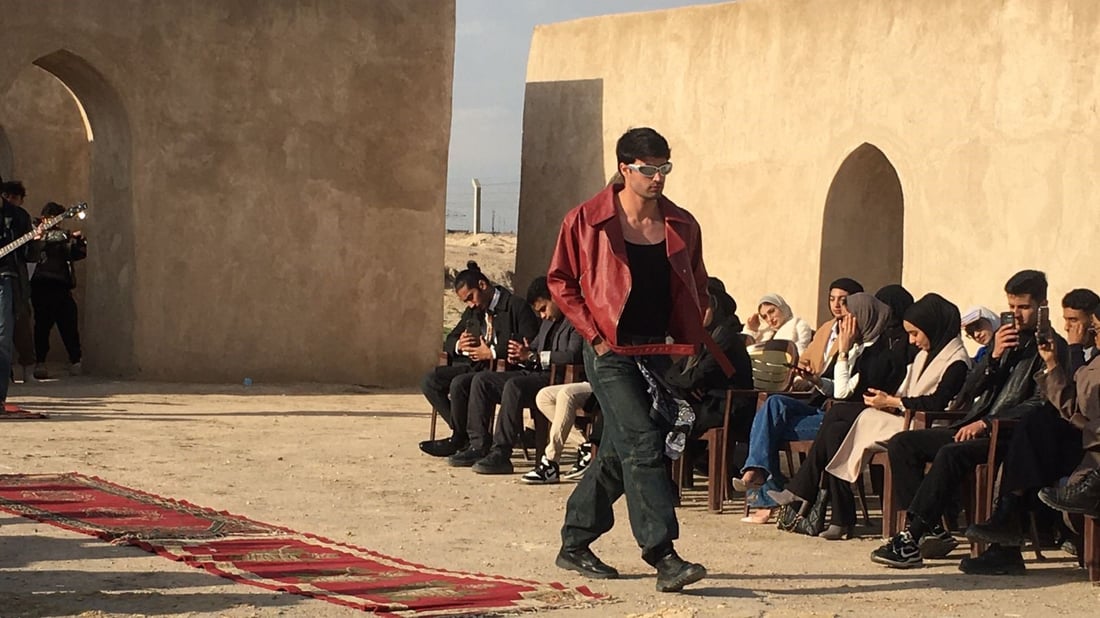 صور: عرض أزياء لملابس الـ”بالة” في حارات العباسيين الأثرية بتنظيم شبابي في البصرة
