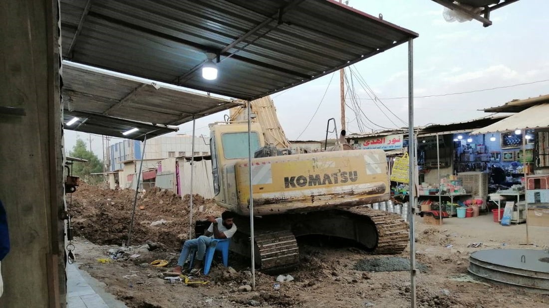 صور من الطارمية: باعة سوق الخير لا يطيقون صبراً.. متى تنتهي أعمال المجاري؟