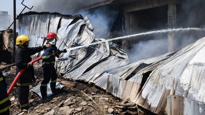 البسطات والأكشاك تفحمت.. شاهد اللحظات الأولى لإخماد حريق اندلع بسوق بغداد الجديدة