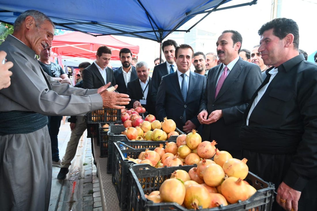 صور: شقلاوة تعرض أفضل ما لديها.. رمان وراشي وعسل وأجبان صنعت في القرى