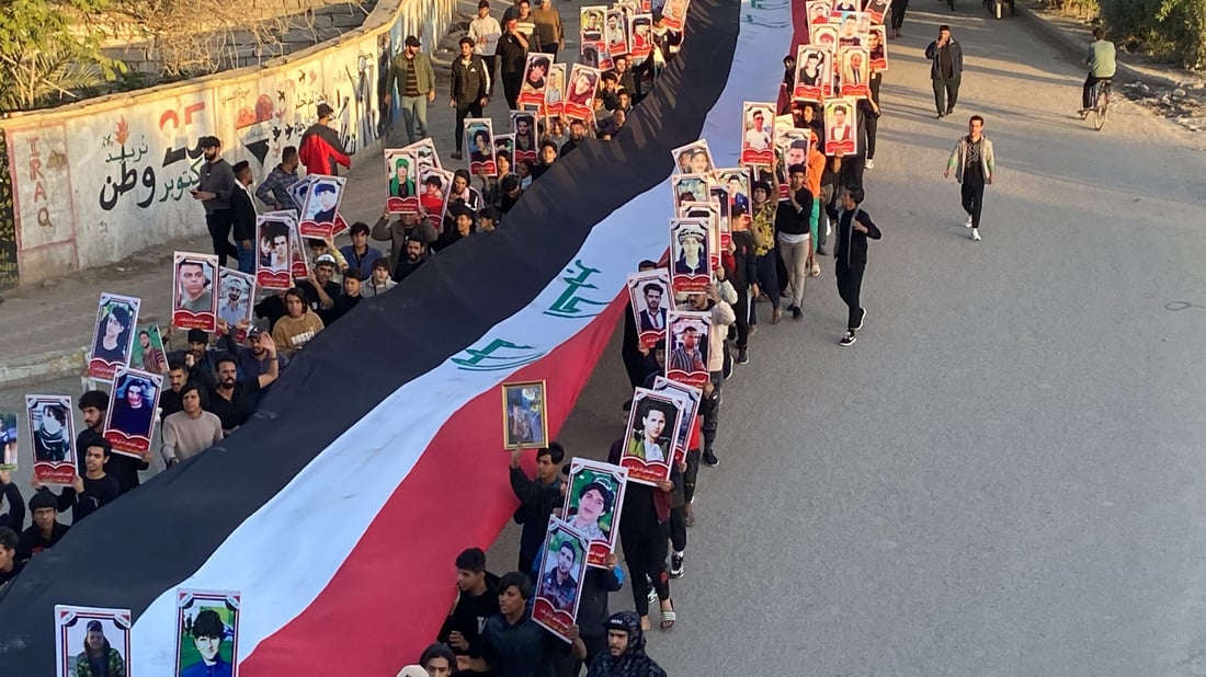 بالنعوش والورود.. الناصرية تستذكر ضحايا مجزرة جسر الزيتون (فيديو)