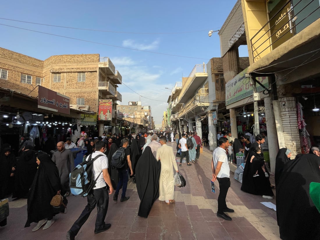 صور من بسطيات شارع الصادق في النجف: بعنا كل البضاعة.. زوار المحافظات حركوا السوق