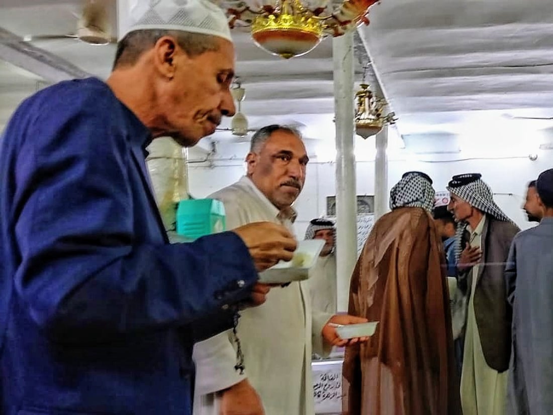 صور: غماس قرأت زيارة الحسين ووزعت “البحت” بعد صلاة العيد