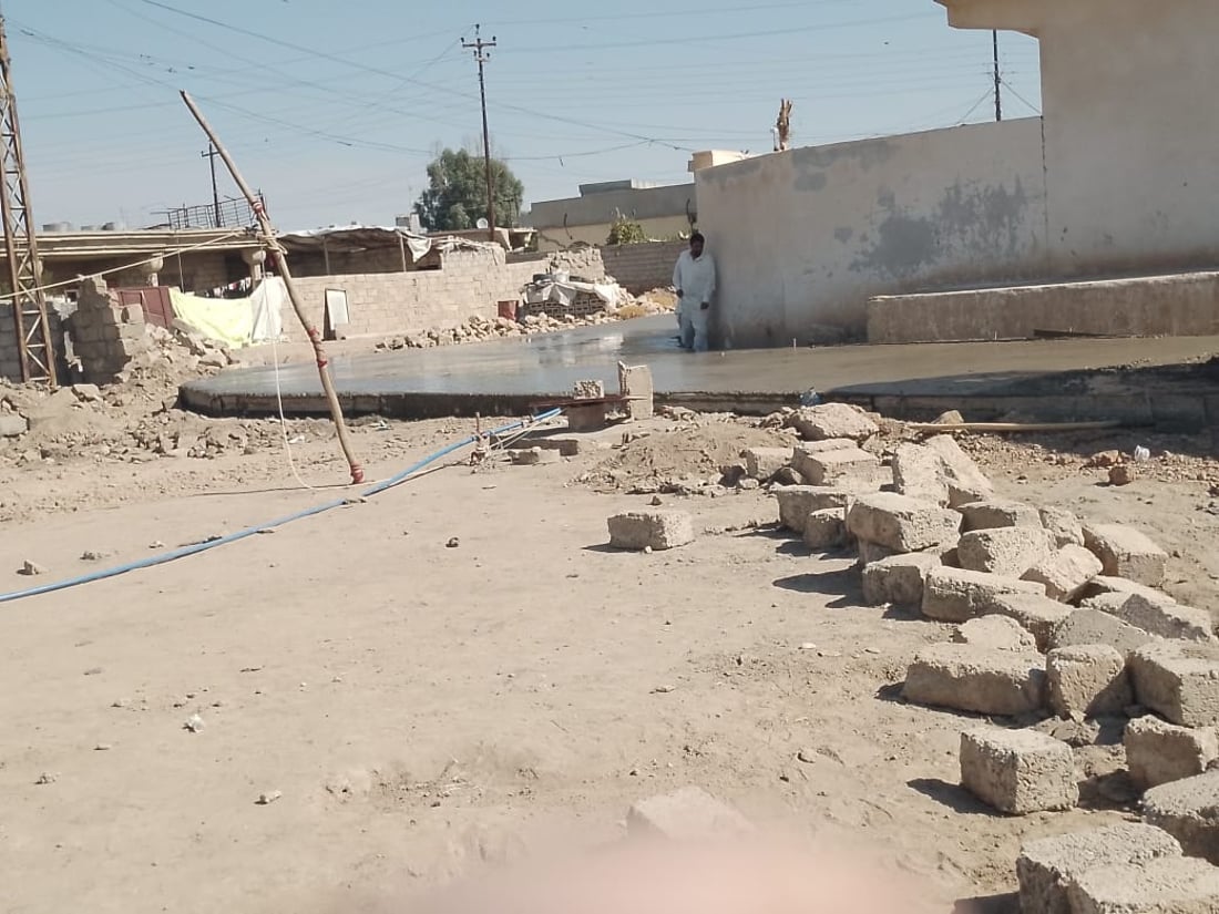 صور: شاب يهدم سياج منزله لتمر سيارات الطلاب والمعلمين.. ومدرسة الارتقاء سعيدة