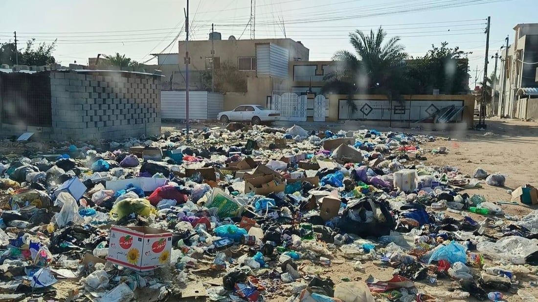 “امنحوهم مليون دينار”.. خور الزبير تتعاطف مع عمال النظافة وتغرق في النفايات (صور)