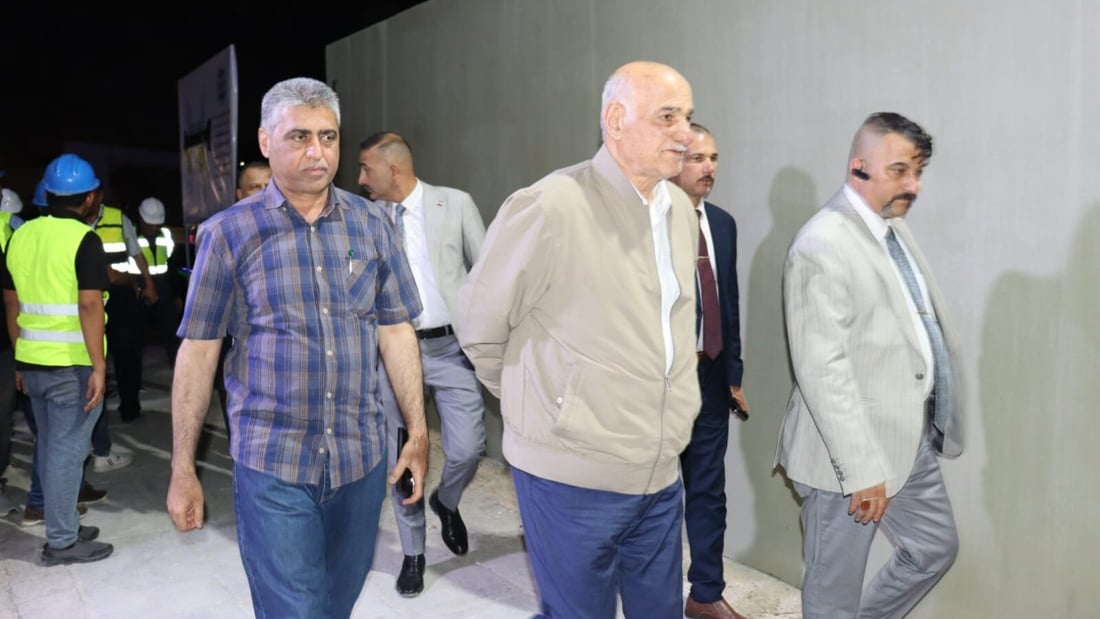 صور الوزير العراقي بـ “قمصلة” شتوية في البصرة تحيّر المعلقين!