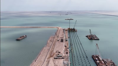 رافعات تفرش الرمل وسط البحر.. كاميرا 964 تحلق فوق ميناء الفاو الكبير (فيديو)