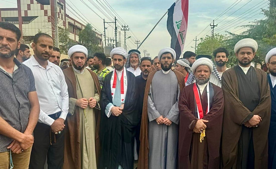 صور: معممون ووجهاء يتقدمون تظاهرة شمال البصرة وإغلاق مدخل حقل غرب القرنة