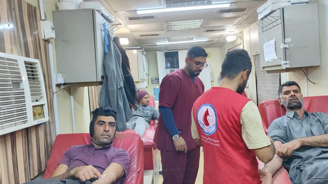سيارة الدم بين الحرمين منذ عقدين.. أجواء كربلاء تشجع الزائرين على العطاء (صور)