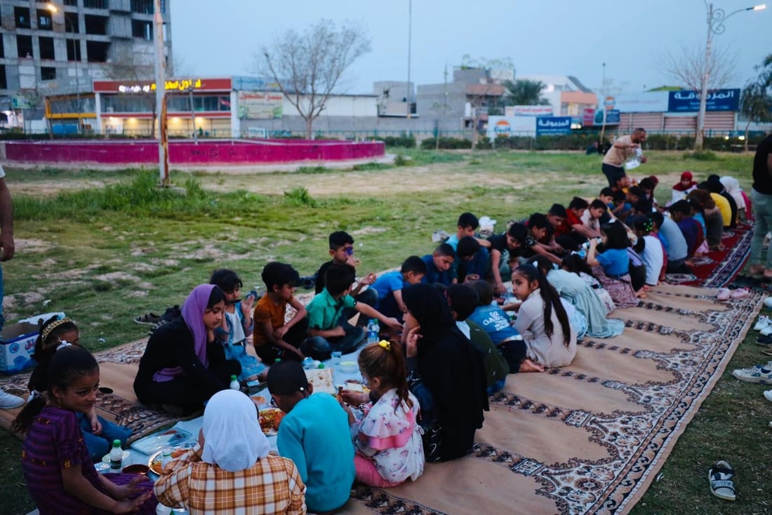 صور: أيتام بعقوبة نظفوا المنتزه وزرعوا الشتلات وشاركوا في إفطار جماعي