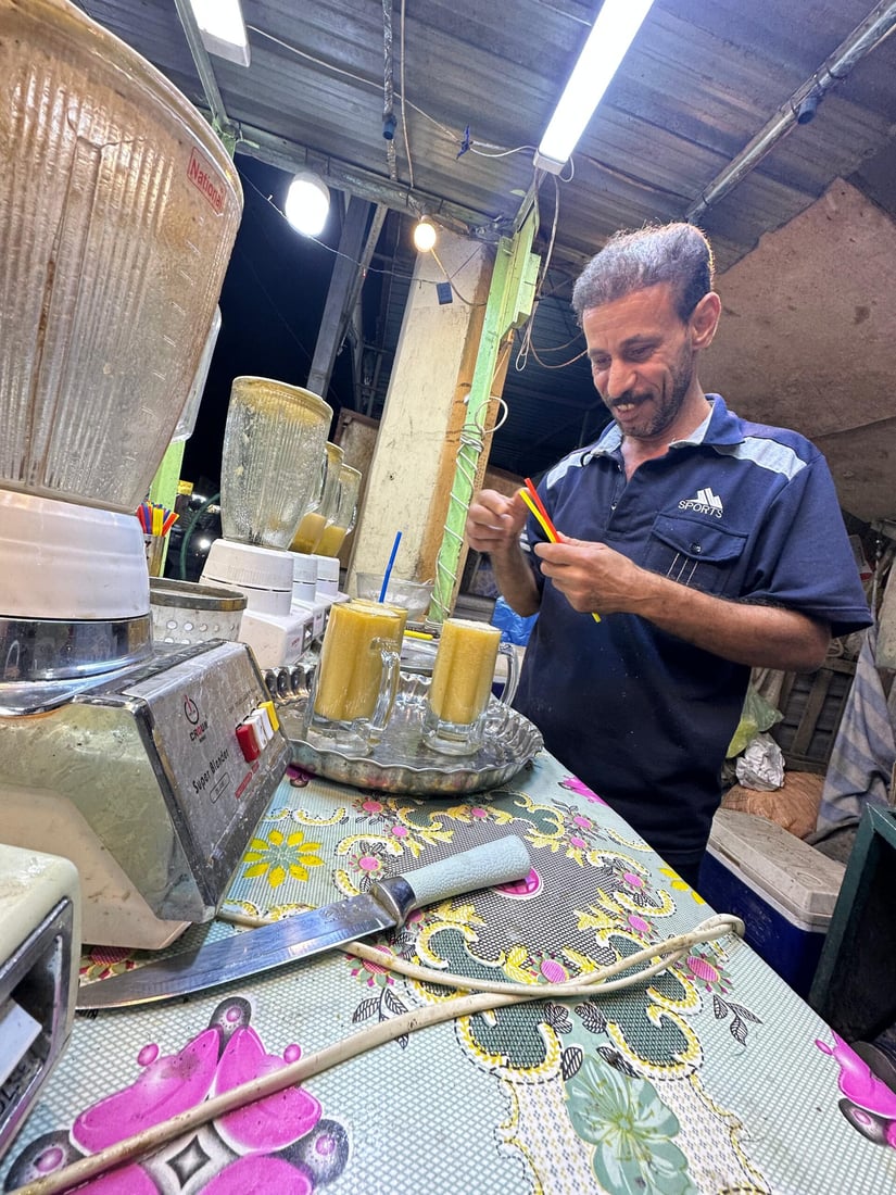 صور من بسطة مسلم الكربلائي في باب الخان: لن أرفع سعر الكأس فوق 500 مهما حصل