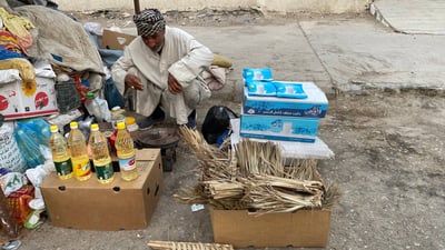بائع مكانس السعف في سوق الدويرة: لم يبقَ من صحبي سوى أربعة (صور)