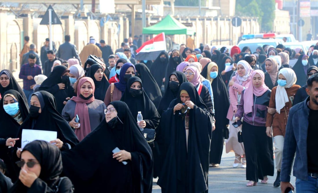 صور: بعد 3 أيام من الاعتصام.. محاضرو ذي قار يتركون خيامهم ويتوجهون إلى المحافظة